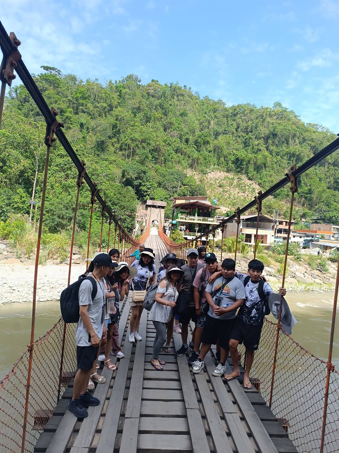 Grupo de viaje de promoción en puente colgante