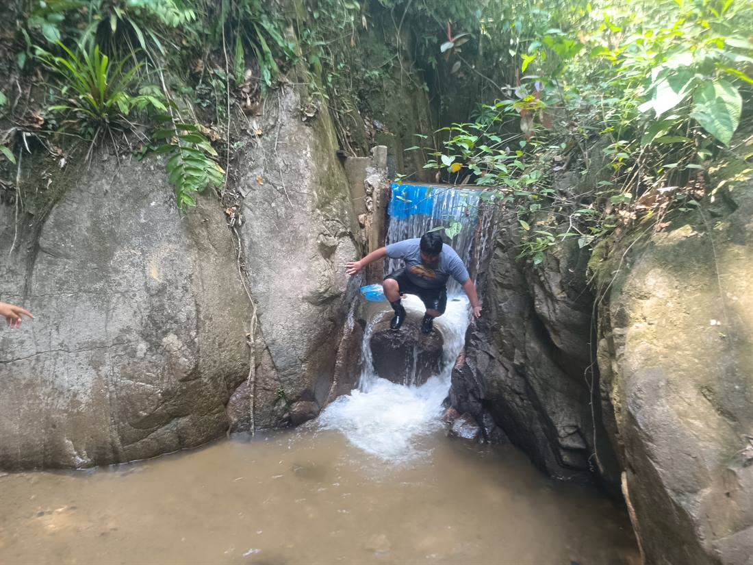 Poza natural con cascada