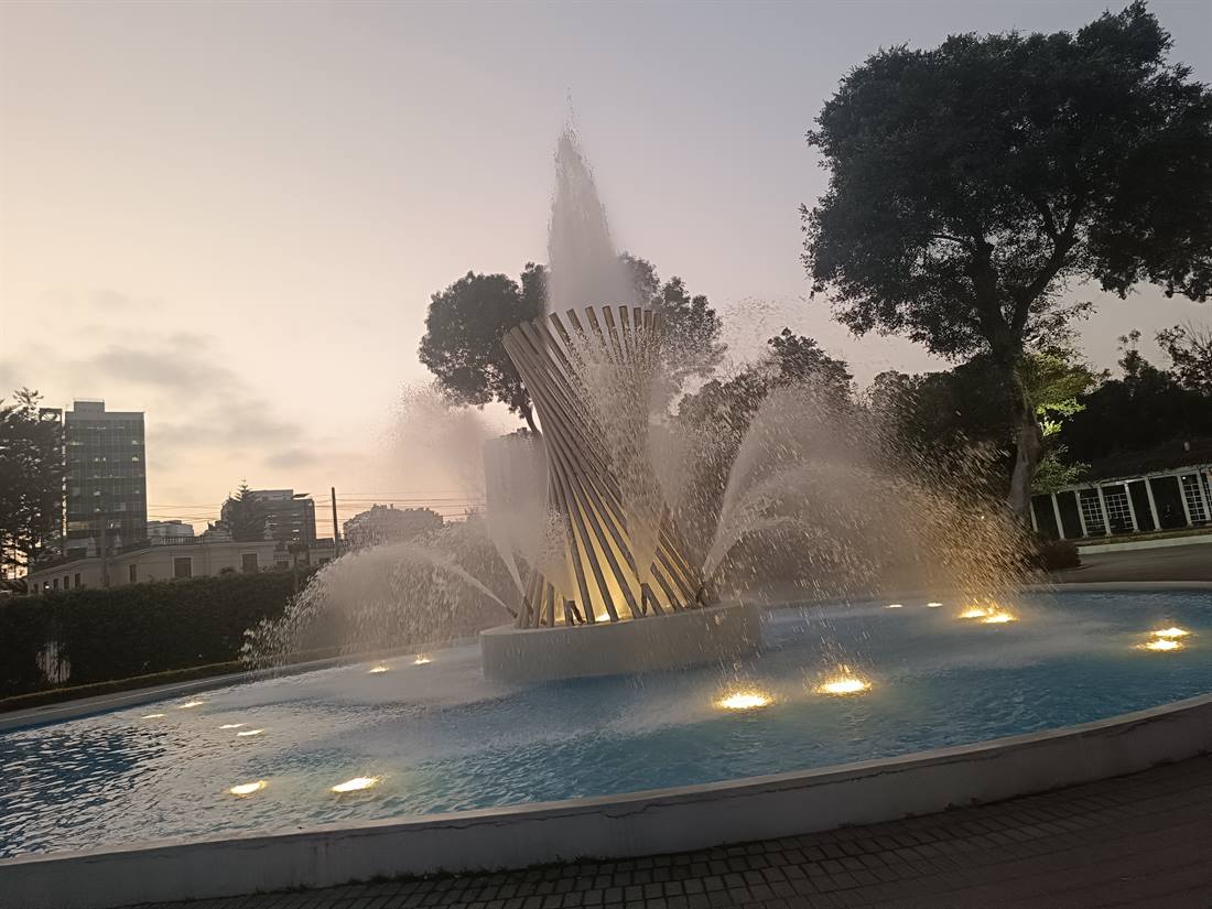 Fuentes del Circuito Mágico del Agua al atardecer